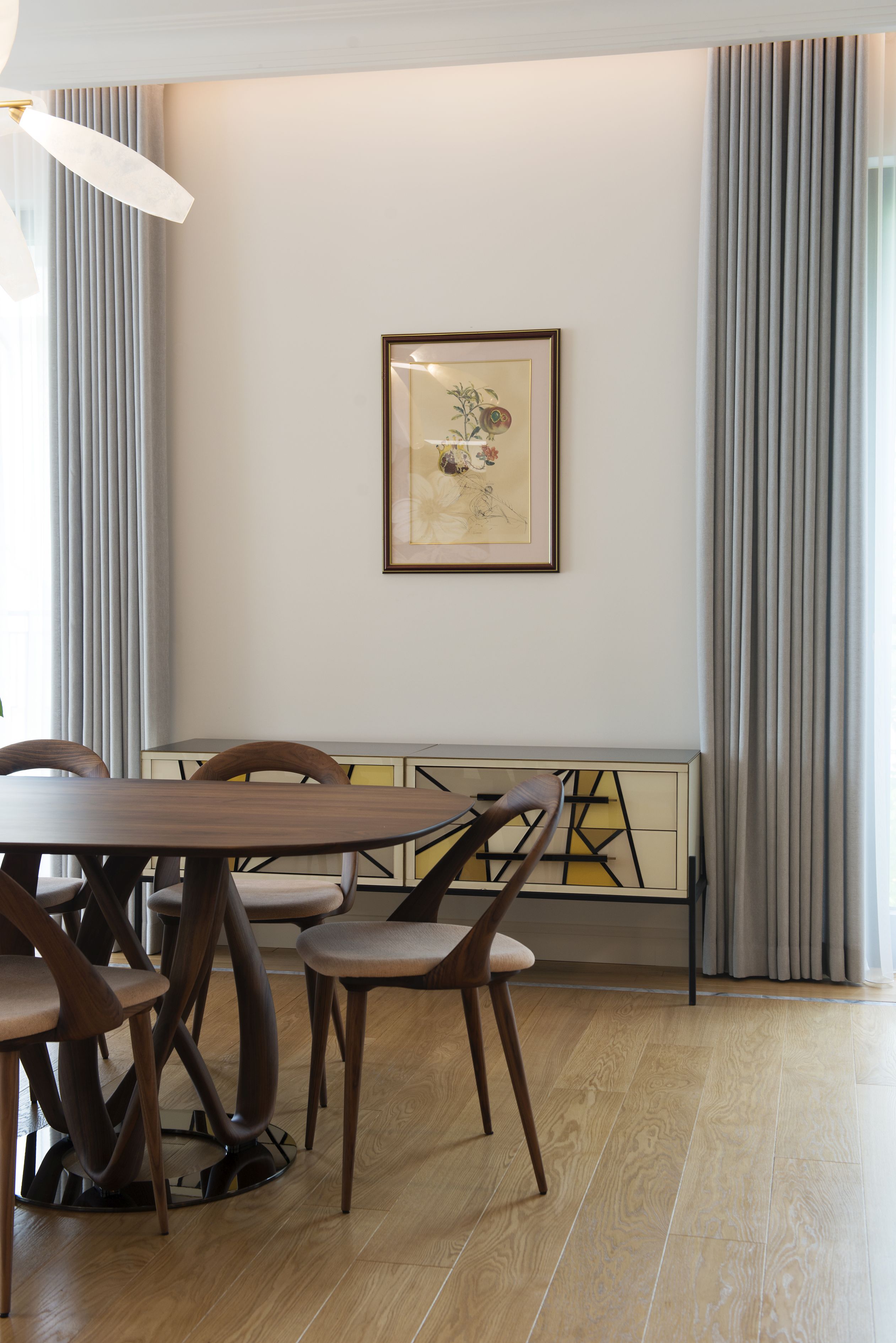 Stół i krzesła są rzeźbą i centralnym miejscem w apartamencie.